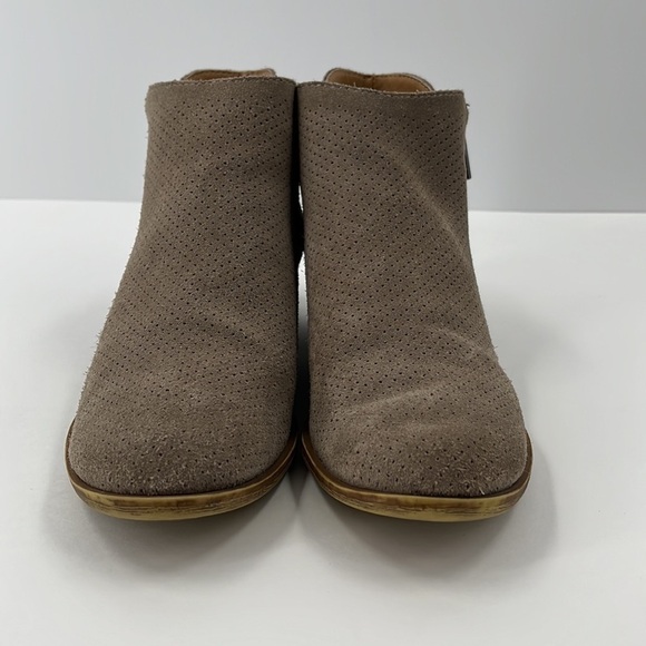 𝅺LUCKY Brand Suede Tan Perforated Laser Cut Ankle Boots Leather Size 7.5 - Picture 3 of 8